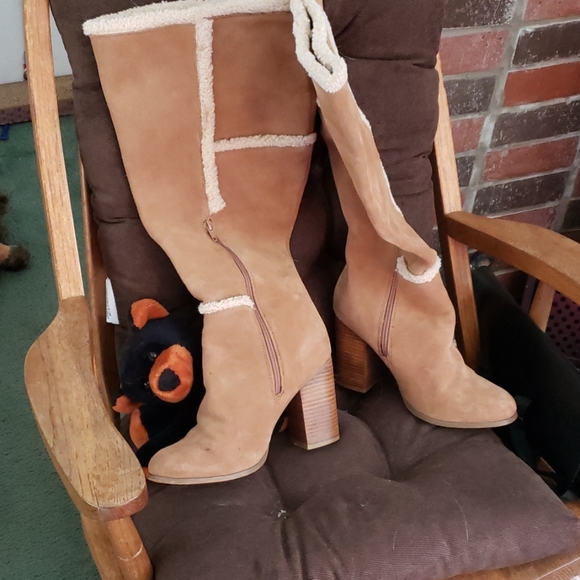 torrid Shoes - 🎉Tan faux suede and sherpa lined boots,  size 8.5